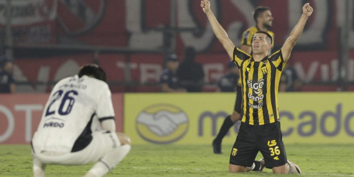Luis Gilberto Martínez de Guaraní celebra la victoria en un partido de la fase de grupos de la Copa Sudamericana. EFE/ Juan Pablo Pino