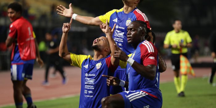 Jugadores de la Universidad Central de Venezuela celebran un gol este martes en un partido de la Copa Libertadores ante Independiente del Valle en el estadio Olímpico, en Caracas. EFE/ Ronald Peña R