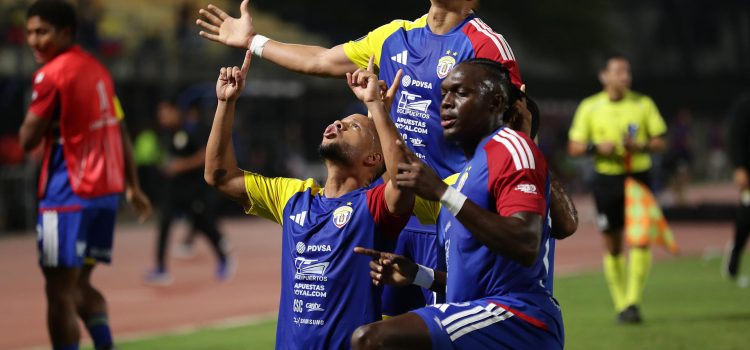 Jugadores de la Universidad Central de Venezuela celebran un gol este martes en un partido de la Copa Libertadores ante Independiente del Valle en el estadio Olímpico, en Caracas. EFE/ Ronald Peña R