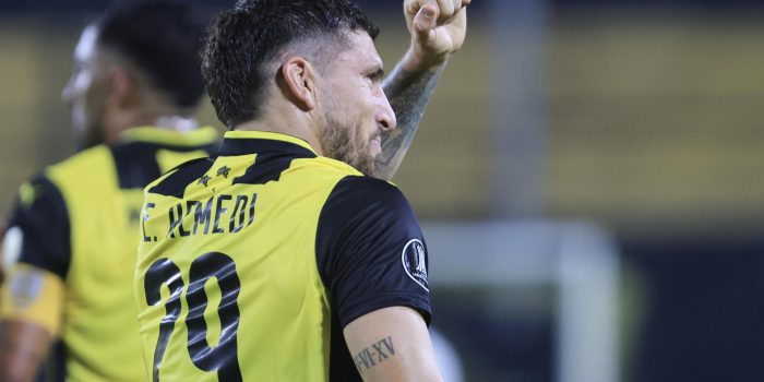 El centrocampisa argentino Eric Remedi celebra el gol que selló este miércoles en el estadio Campeón del Siglo, de Montevideo el triunfo de remontada de Peñarol por 3-2 sobre Olimpia y la clasificación adelantada a los octavos de final de la Copa Libertadores. EFE/ Gastón Britos