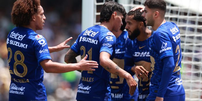 Jugadores de Pumas celebran un gol este domingo, en un partido de la Liga MX entre Pumas y Mazatlán en el estadio Olímpico Universitario en Ciudad de México (México). EFE/ Alex Cruz