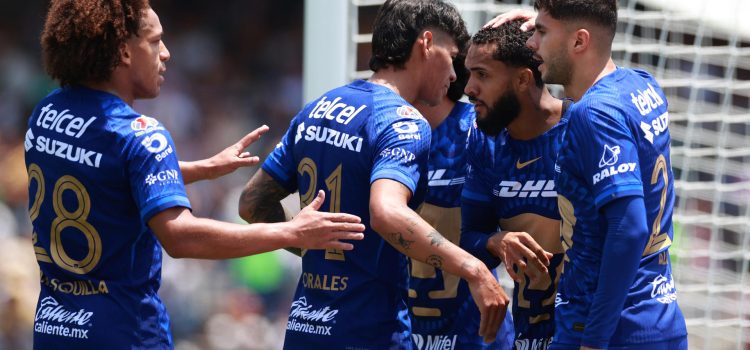 Jugadores de Pumas celebran un gol este domingo, en un partido de la Liga MX entre Pumas y Mazatlán en el estadio Olímpico Universitario en Ciudad de México (México). EFE/ Alex Cruz