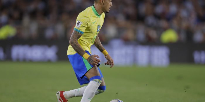 Raphinha, durante el partido que disputó con la selección brasileña contra Argentina, en Buenos Aires, el pasado 25 de marzo. EFE/Juan Ignacio Roncoroni