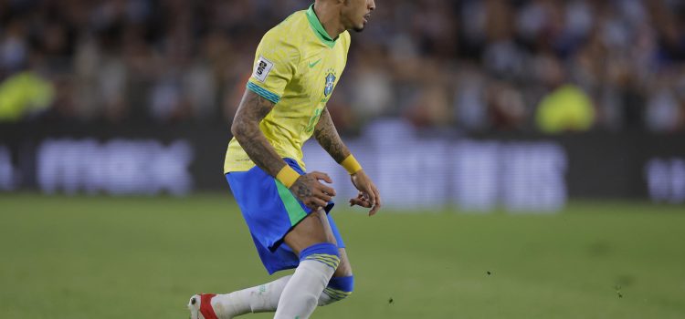 Raphinha, durante el partido que disputó con la selección brasileña contra Argentina, en Buenos Aires, el pasado 25 de marzo. EFE/Juan Ignacio Roncoroni