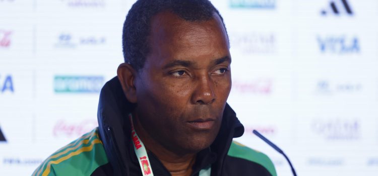 Rudolph Speid entrenador de la selección de Jamaica, participa durante una rueda de prensa este lunes, en las instalaciones del estadio Guadalajara en Jalisco (México). EFE/Francisco Guasco