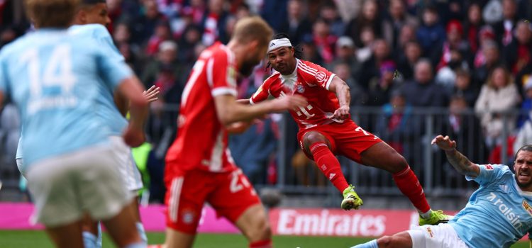 El jugador del Bayern Serge Gnabryen el partido de la Bundesliga que hanjugado el líder contra el FC Union Berlin, en Múnich, Alemania. EFE/EPA/ANNA SZILAGYI