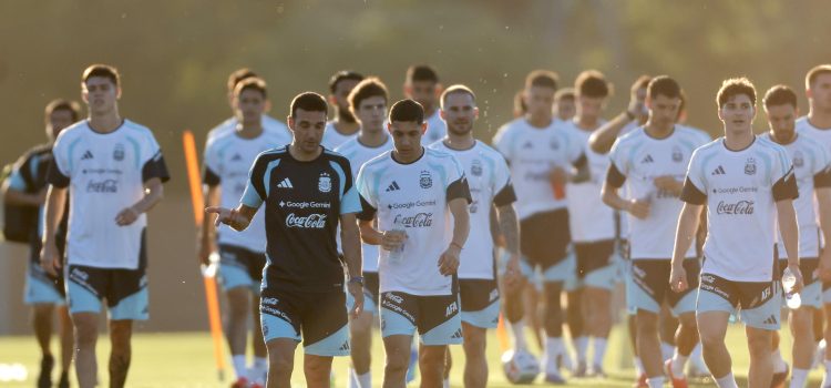 Jugadores de la selección Argentina participan en un entrenamiento este miércoles en el predio de Ezeiza para los amistosos contra Mauritania y Zambia. EFE/ Juan Ignacio Roncoroni