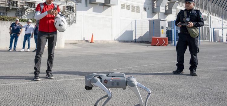 Integrantes del sistema municipal de vigilancia urbana C4, realizan un recorrido con unidades robóticas de Perros K9-X este martes, en inmediaciones al Estadio BBVA en Monterrey (México). EFE/ Miguel Sierra