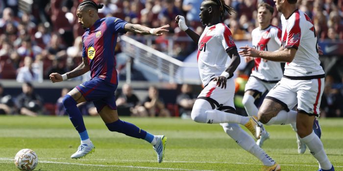 El jugador del FC Barcelona Raphinha (i) perseguido por el senegalés Pathé Ciss, del Rayo Vallecano, durante su partido de la jornada 29 de LaLiga EA Sports en el Camp Nou, el pasado domingo 22. EFE/ Toni Albir