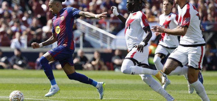 El jugador del FC Barcelona Raphinha (i) perseguido por el senegalés Pathé Ciss, del Rayo Vallecano, durante su partido de la jornada 29 de LaLiga EA Sports en el Camp Nou, el pasado domingo 22. EFE/ Toni Albir