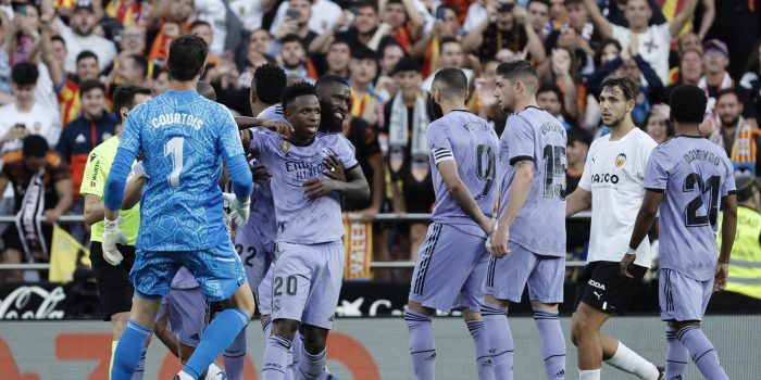 El delantero brasileño del Real Madrid Vinícius Júnior es expulsado durante el partido correspondiente a la jornada 35 de LaLiga Santander entre Valencia CF y Real Madrid en Mestalla (Valencia). EFE/ Biel Alino