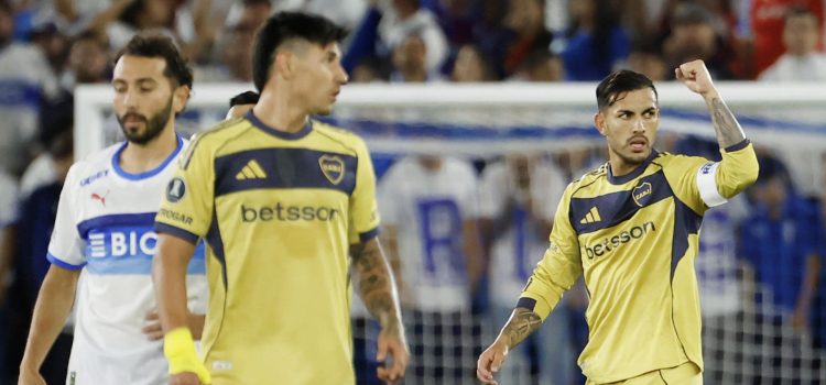 Leandro Paredes (d), de Boca, celebra un gol ante la Universidad Católica en el estadio Claro Arena en Santiago. EFE/Elvis González