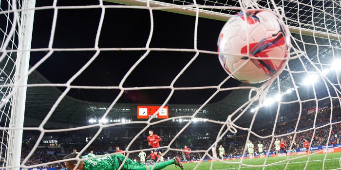 El portero del Barcelona Iñaki Peña (i) encaja el tercer gol ante Osasuna, durante el partido de LaLiga en Primera División que CA Osasuna y FC Barcelona disputaron en el estadio de El Sadar, en Pamplona. EFE/Iñaki Porto