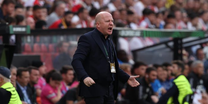 El entrenador del AEK, el serbio Marko Nikolic, durante el encuentro de ida de los cuartos de final de la Liga Conferencia de la UEFA ante el Rayo Vallecano, este jueves en el estadio de Vallecas, en Madrid. EFE/ Kiko Huesca