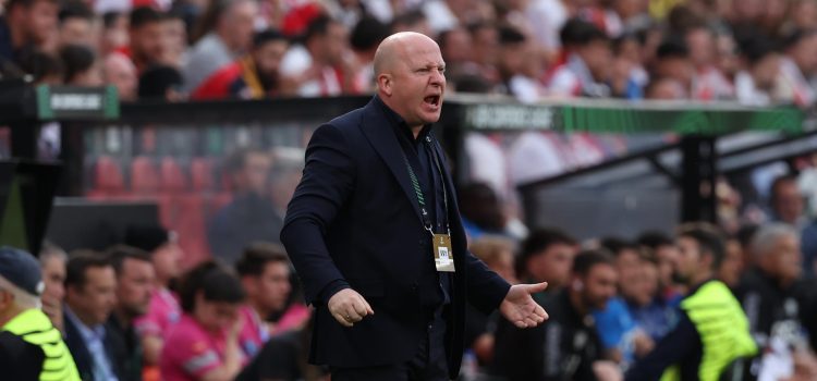El entrenador del AEK, el serbio Marko Nikolic, durante el encuentro de ida de los cuartos de final de la Liga Conferencia de la UEFA ante el Rayo Vallecano, este jueves en el estadio de Vallecas, en Madrid. EFE/ Kiko Huesca