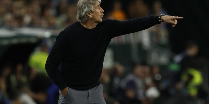 El técnico chileno del Betis, Manuel Pellegrini, durante el encuentro correspondiente a la jornada 32 de LaLiga que disputan Real Betis y Real Madrid este viernes en el estadio de La Cartuja, en Sevilla. EFE/ Julio Muñoz.