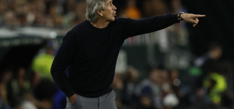 El técnico chileno del Betis, Manuel Pellegrini, durante el encuentro correspondiente a la jornada 32 de LaLiga que disputan Real Betis y Real Madrid este viernes en el estadio de La Cartuja, en Sevilla. EFE/ Julio Muñoz.