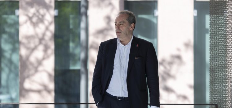 El tesorero del FC Barcelona, Alfons Castro, en representación del club como persona jurídica imputada, llega a la Ciutat de la Justicia donde ha declarado este viernes ante la jueza que investiga el caso Negreira. EFE/ Marta Pérez