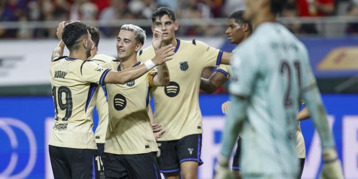 Gavi (2I), del FC Barcelona, celebra después de anotar un gol durante el amistoso de pretemporada entre el FC Seul y el FC Barcelona en el Estadio Mundialista de Seúl, Corea del Sur. EFE/EPA/JEON HEON-KYUN