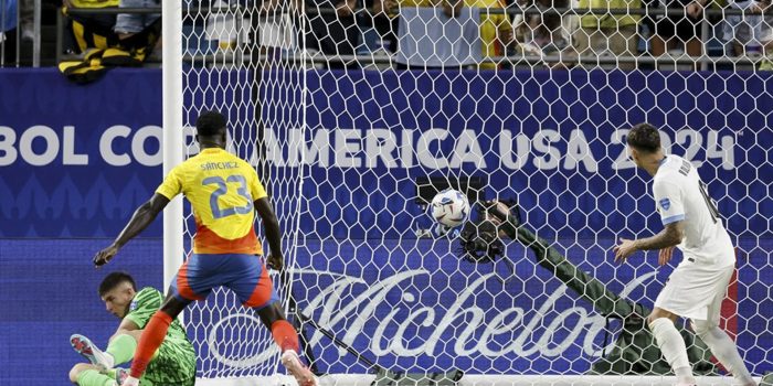 El portero uruguayo Sergio Rochet (I) y Mathias Olivera, así como el colombiano Davinson Sánchez, observan un gol marcado por el colombiano Jefferson Lerma (no en la foto) durante la Copa América. EFE/EPA/ERIK S. MENOR