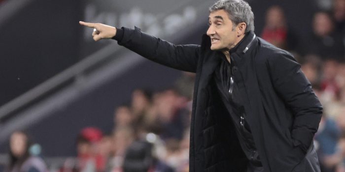 El entrenador del Athletic Club de Bilbao Ernesto Valverde, durante el partido de la jornada 31 de LaLiga EA Sports entre el Athletic Club de Bilbao y el Villarreal CF, este domingo en el estadio de San Mamés.- EFE/ Luis Tejido