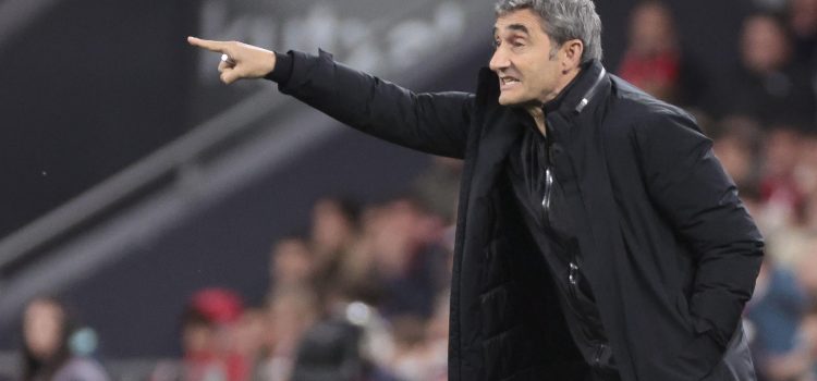 El entrenador del Athletic Club de Bilbao Ernesto Valverde, durante el partido de la jornada 31 de LaLiga EA Sports entre el Athletic Club de Bilbao y el Villarreal CF, este domingo en el estadio de San Mamés.- EFE/ Luis Tejido