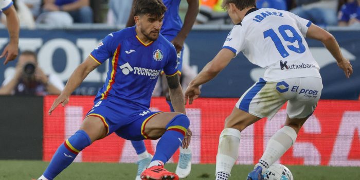 El centrocampista del Getafe Mauro Arambarri (i) intenta evitar el avance del delantero Pablo Ibáñez (d), del Alavés, durante el partido de la jornada 6 de la Liga disputado en el estadio Coliseum de Getafe. EFE/Zipi Aragón