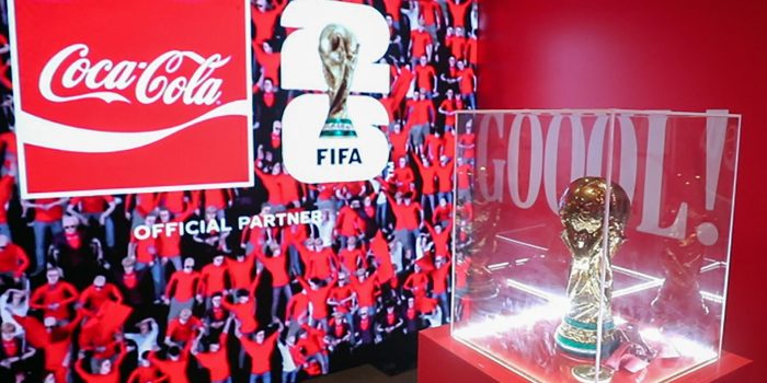 Fotografía que muestra una réplica del trofeo de la Copa Mundial de la FIFA en Ciudad de Guatemala (Guatemala). EFE/Fernando Ruiz /MÁXIMA CALIDAD DISPONIBLE