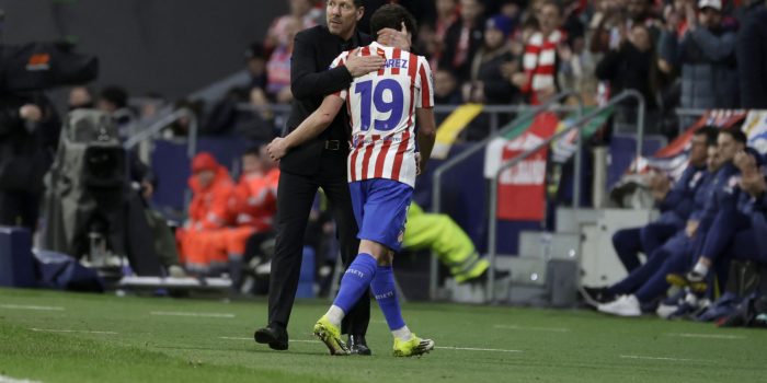 El delantero argentino del Atlético de Madrid Julián Álvarez abandona el terreno de juego tras su cambio por Nico González, durante el encuentro de ida de los octavos de final de la Liga de Campeones que Atlético de Madrid y Tottenham Hotspur disputaron en el estadio Metropolitano, en Madrid. EFE/Juanjo Martín