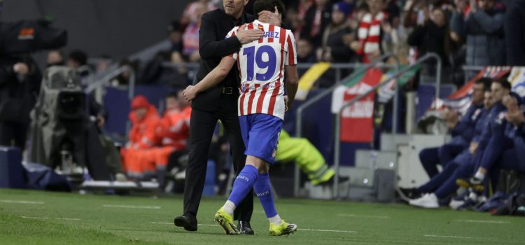 El delantero argentino del Atlético de Madrid Julián Álvarez abandona el terreno de juego tras su cambio por Nico González, durante el encuentro de ida de los octavos de final de la Liga de Campeones que Atlético de Madrid y Tottenham Hotspur disputaron en el estadio Metropolitano, en Madrid. EFE/Juanjo Martín