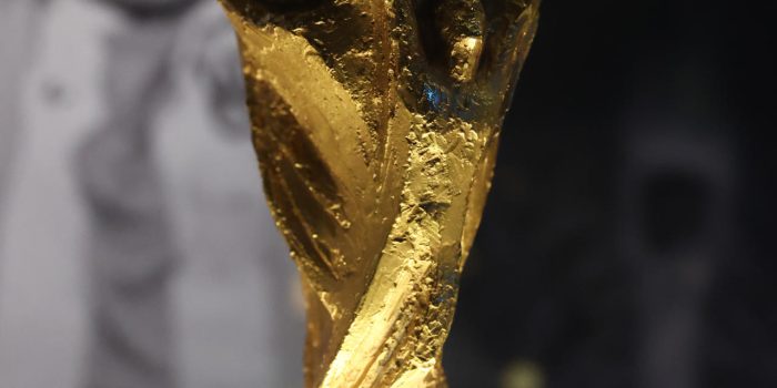 Una réplica del trofeo de la Copa Mundo de la FIFA se halla en el Museo Conmebol en Luque (Paraguay), como promoción del Mundial 2026. EFE/ Juan Pablo Pino