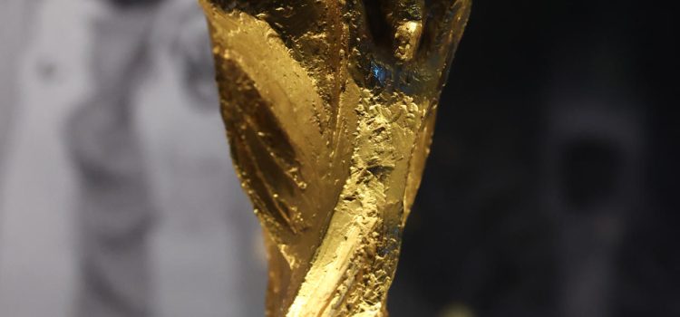 Una réplica del trofeo de la Copa Mundo de la FIFA se halla en el Museo Conmebol en Luque (Paraguay), como promoción del Mundial 2026. EFE/ Juan Pablo Pino