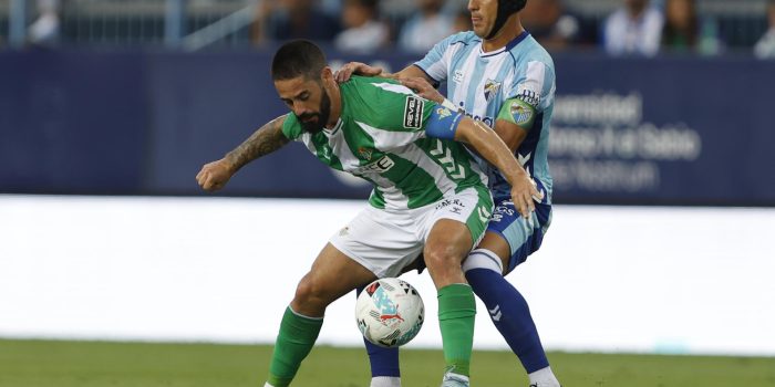 El centrocampista del Betis Isco Alarcón (i) lucha con Luismi, del Málaga, durante el partido del Torneo Costa del Sol, en el estadio de La Rosaleda. EFE/Jorge Zapata