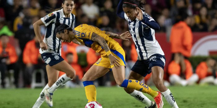 La española Jennifer Hermoso (i) de Tigres, controla con dificultad el balón durante un pasaje del partido de ida de la final del torneo femenino Apertura en México. EFE/ Miguel Sierra