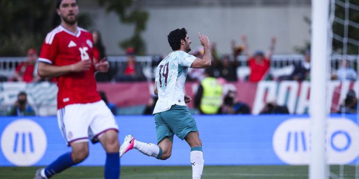 El portugués Gonçalo Guedes celebra tras marcar un gol durante el partido amistoso internacional de fútbol entre Portugal y Chile, celebrado en el Estadio Nacional de Oeiras. EFE/EPA/JOSE SENA GOULAO