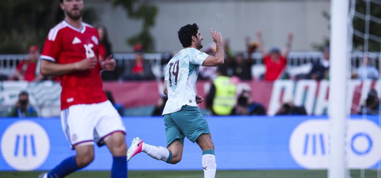 El portugués Gonçalo Guedes celebra tras marcar un gol durante el partido amistoso internacional de fútbol entre Portugal y Chile, celebrado en el Estadio Nacional de Oeiras. EFE/EPA/JOSE SENA GOULAO