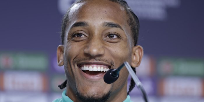 El jugador de la selección brasileña de fútbol Joao Pedro habla en una rueda de prensa este martes, en el centro de entrenamiento Granja Comary, en Teresópolis (Brasil). EFE/ André Coelho