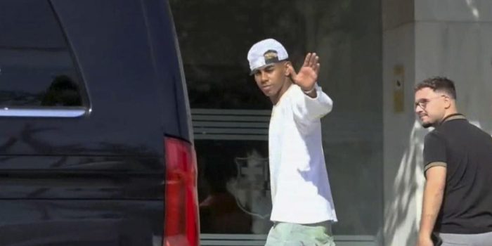 El delantero Lamine Yamal (Esplugues de Llobregat, Barcelona, 2007) saluda a su llegada a las oficinas del club blaugrana donde renueva su contrato con el FC Barcelona hasta el 30 de junio de 2031, según ha anunciado este martes el club español. EFE/EFE-TV