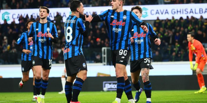 El jugador del Atalanta Nikola Krstovic celebra un gol con su compañero Giacomo Raspadori durante el partido de la Serie A que han jugado Atalanta BC y US Cremonese en el New Balance Arena en Bérgamo, Italia. EFE/EPA/MICHELE MARAVIGLIA