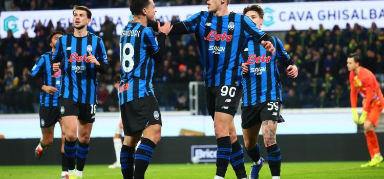 El jugador del Atalanta Nikola Krstovic celebra un gol con su compañero Giacomo Raspadori durante el partido de la Serie A que han jugado Atalanta BC y US Cremonese en el New Balance Arena en Bérgamo, Italia. EFE/EPA/MICHELE MARAVIGLIA