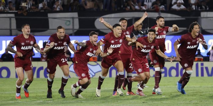 Jugadores de Lanús celebran al ganar la serie de penaltis en la final de la Copa Sudamericana. EFE/ Mauricio Dueñas Castañeda