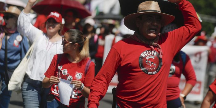 Miles de maestros de la Coordinadora Nacional de Trabajadores de la Educación y otros sindicatos marchan por la principales avenidas en la Ciudad de México (México). EFE/Isaac Esquivel