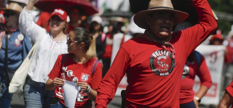 Miles de maestros de la Coordinadora Nacional de Trabajadores de la Educación y otros sindicatos marchan por la principales avenidas en la Ciudad de México (México). EFE/Isaac Esquivel