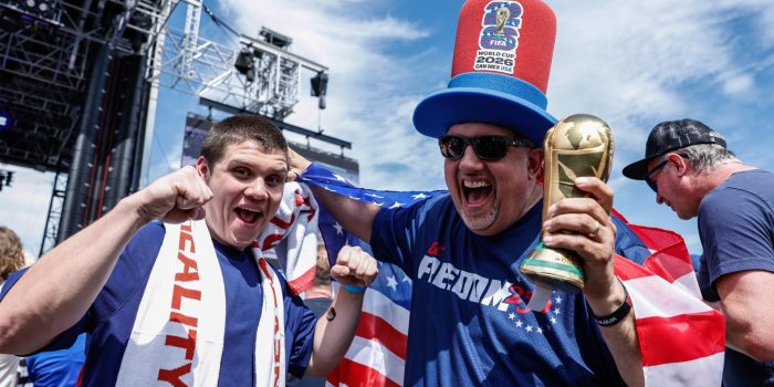 Aficionados de la selección de fútbol de Estados Unidos se congregan durante la presentación de la plantilla de Estados Unidos para el Mundial. EFE/EPA/KENA BETANCUR