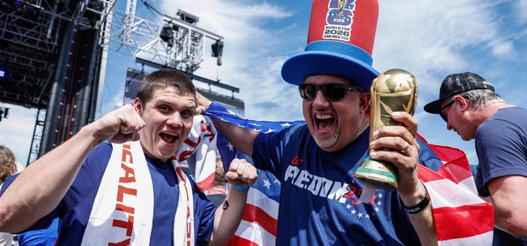Aficionados de la selección de fútbol de Estados Unidos se congregan durante la presentación de la plantilla de Estados Unidos para el Mundial. EFE/EPA/KENA BETANCUR