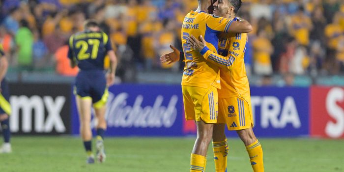 Jugadores de Tigres celebran este martes, al finalizar un partido de la semifinal de la Copa de Campeones Concacaf en el estadio Universitario en San Nicolás de los Garza (México). EFE/ Miguel Sierra