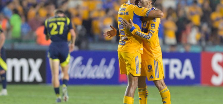 Jugadores de Tigres celebran este martes, al finalizar un partido de la semifinal de la Copa de Campeones Concacaf en el estadio Universitario en San Nicolás de los Garza (México). EFE/ Miguel Sierra