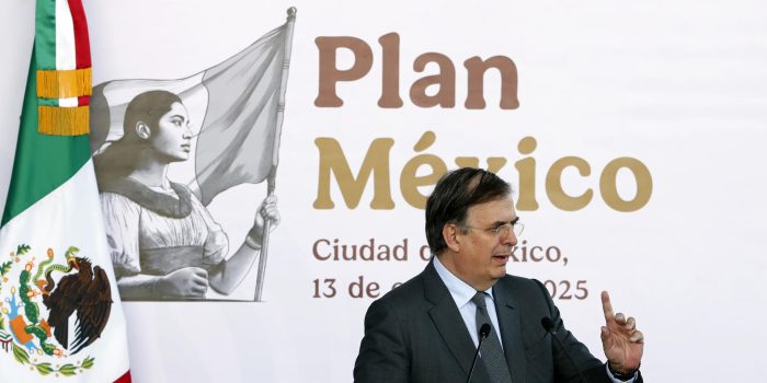 El secretario de Economía Marcelo Ebrard habla durante la presentación del 'Plan México' en el Museo Nacional de Antropología e Historia de la Ciudad de México (México). Imagen de archivo. EFE/ Mario Guzmán