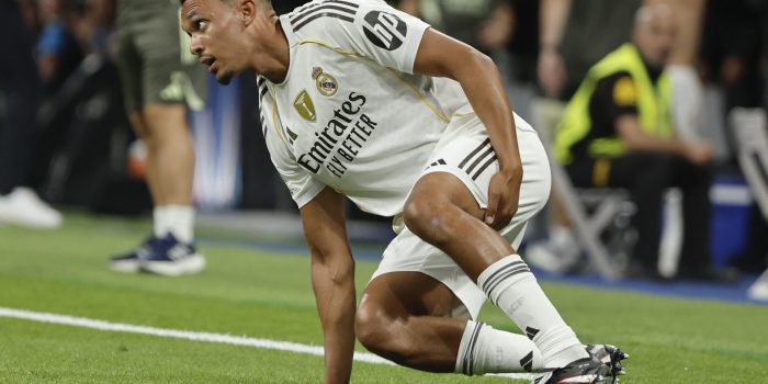 El lateral del Real Madrid Trent Alexander-Arnold se lesiona durante el partido de la primera jornada de la Liga de Campeones que Real Madrid y Olympique de Marsella disputan este martes en el estadio Santiago Bernabéu. EFE/Sergio Pérez