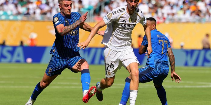 Sergej Milinkovic-Savic, del Al Hilal, marca a Dean Huijsen, del Real Madrid en el partido del Mundial de Clubes en Miami. EFE/EPA/CRISTOBAL HERRERA-ULASHKEVICH